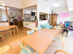 明るい食堂の全体像