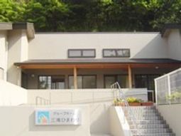 落ち着いた色合いの建物正面