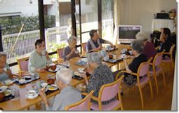 食事を取る人々と食堂