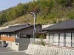 山あいの建物外観