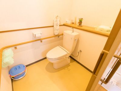 手すり付きの明るいトイレ