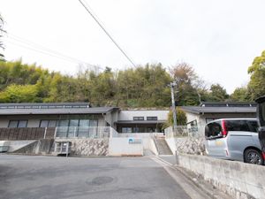 緑豊かな施設外観