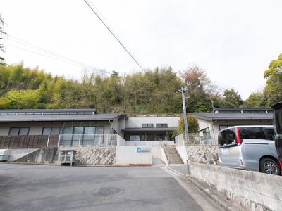 緑豊かな施設外観