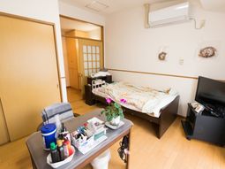 明るい居室の様子