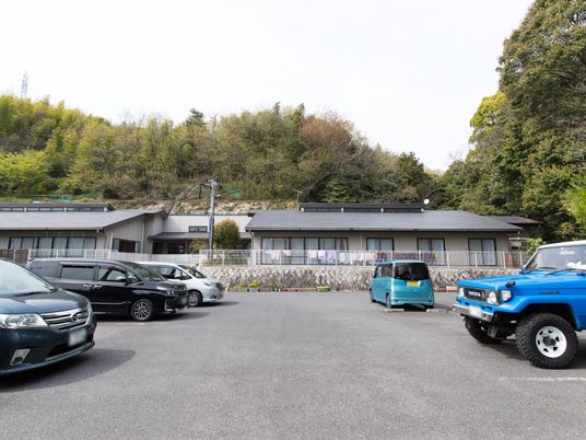 緑に囲まれた施設外観