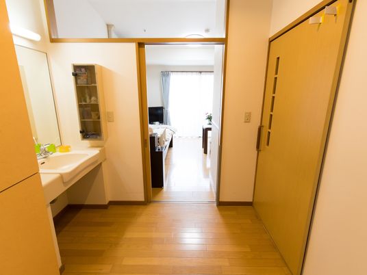 居室の入口と洗面台