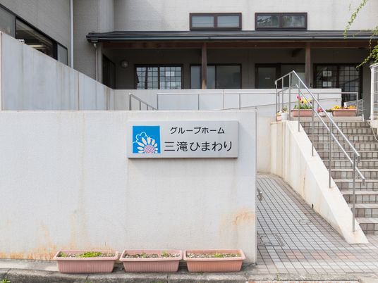 施設のエントランス
