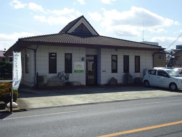 洋風の立派な外観 外観   広い駐車場がある建物は、利用者にとってアクセスしやすい環境です。車の出入りも便利です。