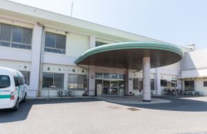 広い車寄せのある建物外観