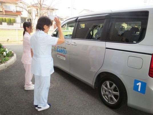 見送りスタッフ外観