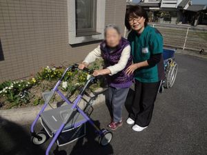 笑顔のスタッフと利用者の散歩