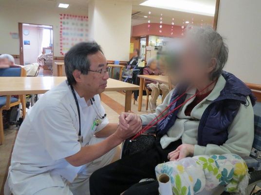 利用者と話すスタッフの様子