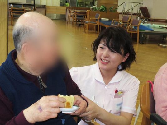 笑顔のスタッフと利用者の食堂