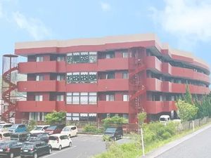 赤い外観の建物  