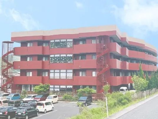 赤い外観の建物  