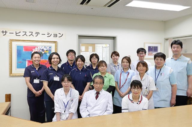 笑顔のスタッフが集う様子 スタッフイメージ 明るい雰囲気の中で和気あいあいとしたスタッフの集合です。安心して働ける環境が整っています。