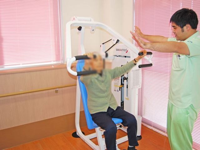 機能訓練の様子 機能訓練室 専門的なサポートを受けながら、安心してリハビリを進められる空間です。