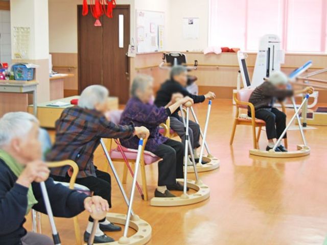 運動を楽しむ人々の様子 機能訓練室 明るく広々とした環境で、楽しみながら体の機能を向上させる訓練が行われています。