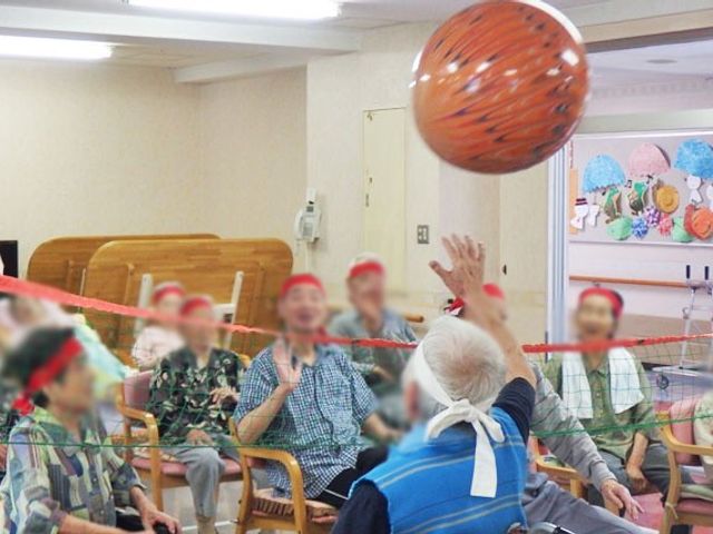 みんなで楽しむレクリエーション 多目的室 多目的室でのボール遊びを皆で楽しんでいます。交流の場として人気のスペースです。