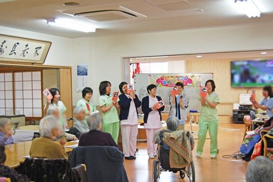 にぎやかな集団の様子