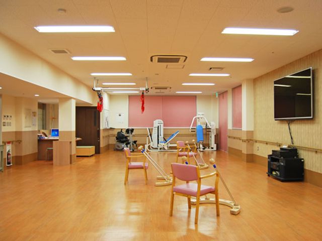 機能訓練室の風景 機能訓練室 広々とした明るい空間で、快適にトレーニングを行うことができます。経験を活かして働きやすい環境です。