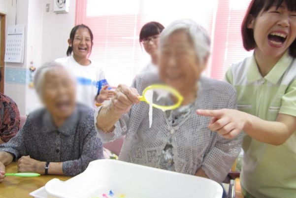 笑顔が溢れる室内風景