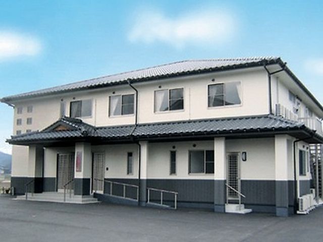 和風の二階建て建物外観 外観 和風のモダンな外観が魅力の建物です。落ち着いた雰囲気で、働く場としても快適です。