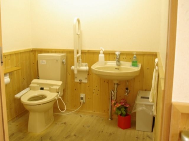 広々としたトイレ トイレ 手すり付きの清潔感のあるトイレです。安全に配慮した設備が整っています。
