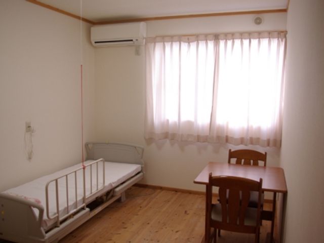 シンプルな居室 居室 明るい自然光が差し込む、シンプルで落ち着いた空間が広がる部屋です。リラックスできる環境が整っています。