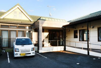 広い車寄せの外観