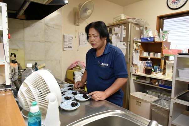 料理を準備する様子のキッチン