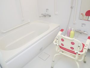 手すり付き浴室  