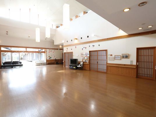 広々とした明るいラウンジ