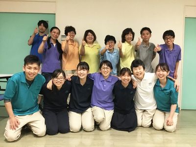 スタッフ一同の笑顔の様子