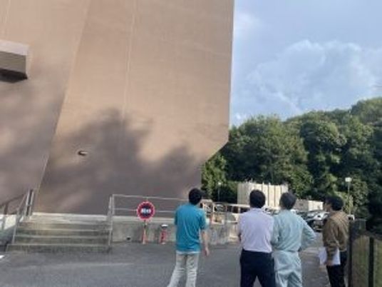 建物外観と見学者  
