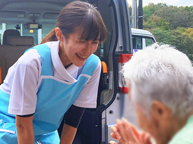 スタッフイメージ スタッフイメージ スタッフが温かく親しみやすい笑顔で接しています。安心できる環境づくりを心がけています。