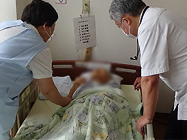 　看護が行われているエリア 　居室   　医療スタッフが細やかなケアを提供する安心の環境です。入居者に寄り添う姿を感じられます。