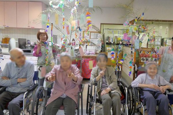 飾りつけを楽しむ室内