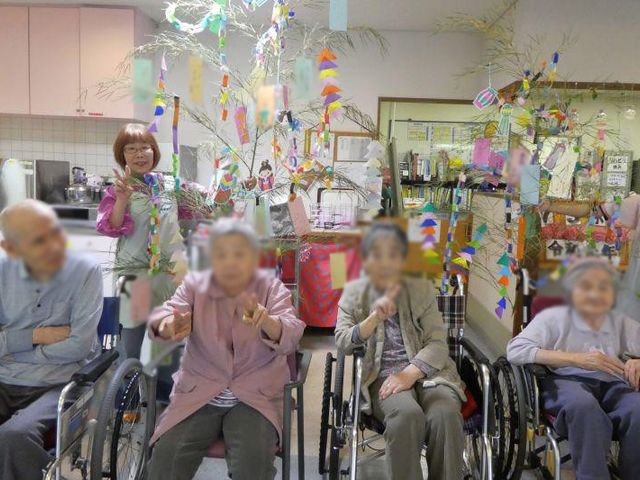 飾りつけを楽しむ室内 ロビー 飾り付けが施されたロビーです。明るい雰囲気の中、入居者が楽しそうに過ごしています。