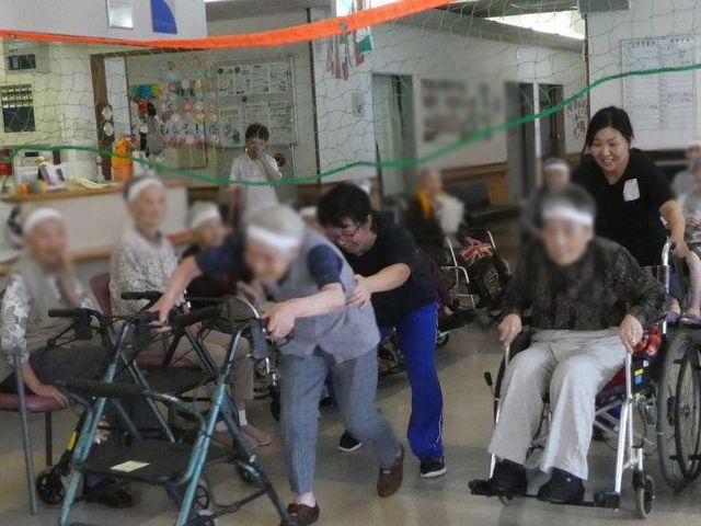 活動中の多目的室 多目的室 スタッフが利用者をサポートしながら、施設内のさまざまな活動を楽しめる空間です。