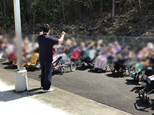 車椅子利用者と職員の様子