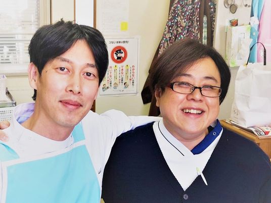 職員と利用者の笑顔  