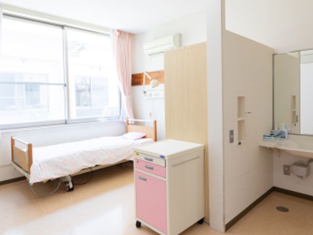 日差しが差し込む居室 居室 自然光が心地よく差し込む居室で、快適に過ごせる環境です。ベッド周りもすっきりとして使いやすくなっています。