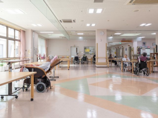 広々とした施設の共有スペース 内観 自然光が差し込む広いスペースです。車椅子を利用したリラックスしたひとときが過ごせます。