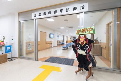 人形が飾られたエントランス  