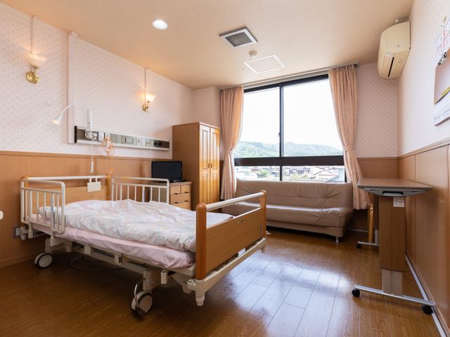 快適な居室 居室 自然光が差し込む快適な空間です。ベッドやソファが設置され、ゆったり過ごせます。