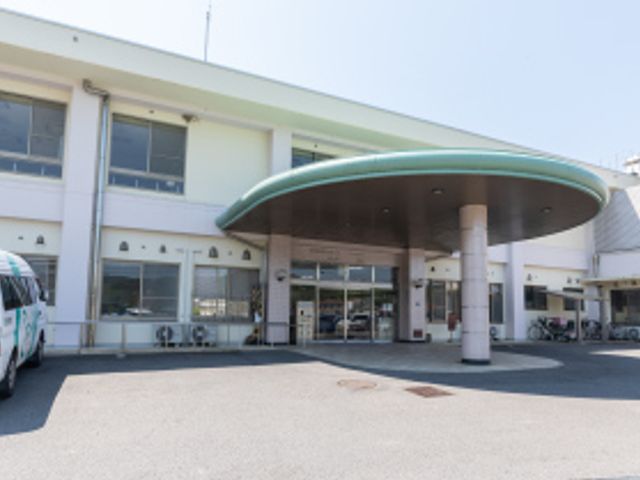 円形庇のある建物外観 外観 広々としたエントランスが魅力の施設です。屋根付きのスペースでは、天候に左右されず安全に出入りできます。