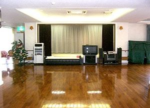 光が差し込むホール