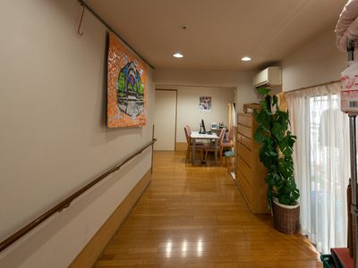 廊下に掛けられたアート