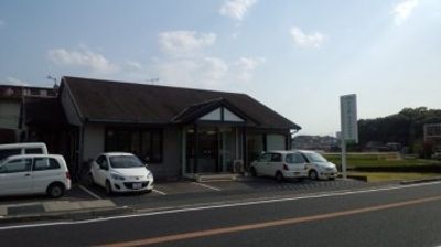 広がる駐車場の外観
